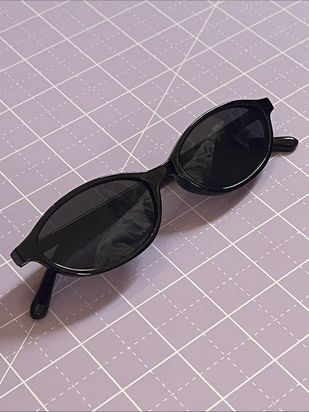 Sleek Black Oval Women's Sunglasses, 90s Y2K inspired